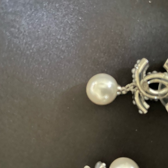 SOLD Chanel pearl earrings - Picture 3 of 3